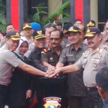 Kapolda Jatim Irjen Pol Anton Setiaji (kanan) bersama Forpinda Kab Kediri saat meresmikan Comand Center.
