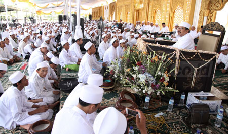 Gubernur Jatim Dr H Soekarwo saat menyampaikan sambutan dalam acara Majelis Dzikir dan Doa Bersama Hari Jadi Jatim ke-71 yang diselenggarakan Pemprov Jatim bersama Jamaah Al-Khidmah Wilayah Jatim di Halaman Tugu Pahlawan Surabaya, Minggu (6/11).