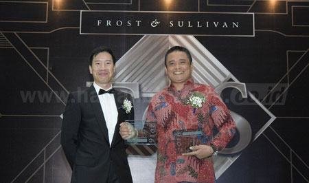Direktur Consumer Service Telkom Indonesia Dian Rachmawan (kanan) bersama Country Director Frost & Sullivan Indonesia Spike Choo (kiri) saat penyerahan penghargaan"Indonesia Telecom Service Provider of the Year" dan "Indonesia Fixed BB Service Provider of the Year" 