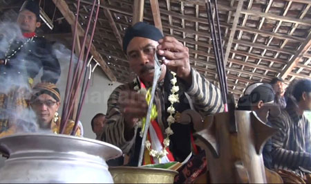 Tradisi menyucikan pusaka merupakan tradisi Jawa yang adiluhung dan merupakan peninggalan nenek moyang.  Hingga kini tradisi itu masih dilestarikan sebagian kecil masyarakat Jawa. [ristika]