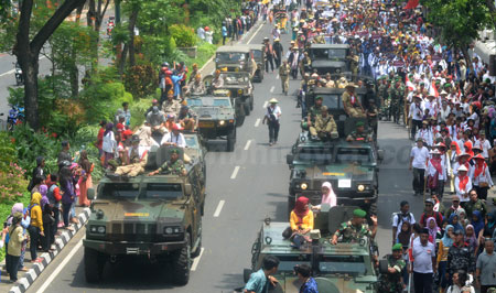 Ribuan warga ikut menyaksikan Parade Surabaya Juang 2016 yang digelar Pemkot Surabaya dalam rangka memperingati Hari Pahlawan 10 November, Minggu (6/11). [trie diana]