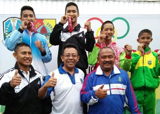 Para atlet asal Kabupaten Pamekasan meraih medali emas hasil pertandingan di Pekan Olahraga Pelajar Daerah (POPDA) se Jawa Timur, di Kabupaten Jember, (1-6 Nopember 2016) [syamsudin/bhirawa]