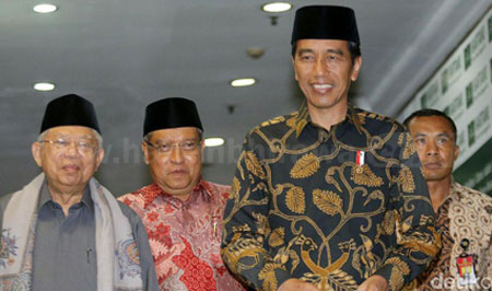 Presiden Jokowi bersama Ketua Umum PBNU Said Aqil Siradj dan Rais Aam PBNU KH Ma'ruf Amin usai mengadakan pertemuan di kantor pusat PBNU di Jalan Kramat Raya Jakarta, Senin (7/11).  Usai pertemuan tertutup, Jokowi menyatakan tujuan kedatangannya untuk mengucapkan terima kasih.