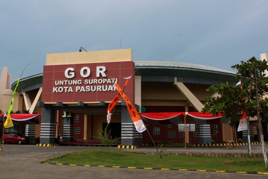 GOR Untung Suropati Kota Pasuruan, Senin (7/11). Pemkot Pasuruan berencana akan membuat kolam renang standart nasional tepatnya di belakang GOR Untung Suropati. [Hilmi Husain/Bhirawa]