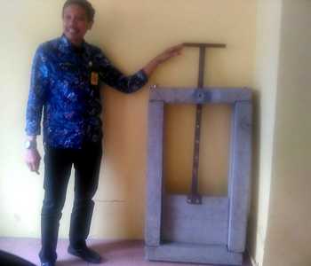 Kadis Pengairan Kab Malang Wahyu Hidayat saat menunjukkan pintu air irigasi yang terbuat dari besi baja, yang selama ini sering hilang