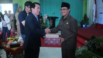 Wakil Wali Kota Malang Sutiaji, memberikan cendera mata kepada Head of Delegaters Korsel, Kang Jung Min.