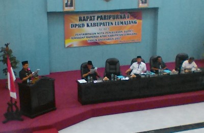 Bupati Lumajang,Drs.As at Malik ,saat menyampaikan Nota Penjelasan Bupati terhadap Raperda APBD Kabupaten Lumajang tahun anggaran 2017 pada Rapat Paripurna 1 DPRD Kabupaten Lumajang.