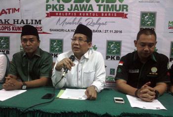 Ketua DPW PKB Jatim, A Halim Iskandar saat menjawab pertanyaan wartawan