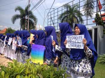 Para siswa-siswi SMAIT Al Uswah Tuban, saat melakukan aksi di depan kantor DPRD menuntut pengadilan terhadap penista agama. (Khoirul Huda/bhirawa)