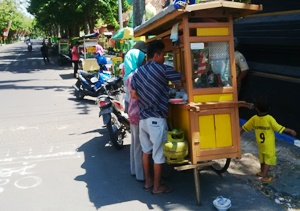 Pedagang kaki lima (PKL) di trotoar jalan protokol Sampang kota.