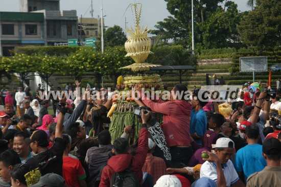 Ribuan orang berebut tumpeng di Monumen Tugu Pahlawan Surabaya, Minggu (18/12) kemarin.[trie diana/bhirawa]