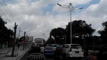 Model tiang PJU di Jalan Pahlawan Kota Mojokerto yang bermotif batik. [kariyadi/bhirawa]