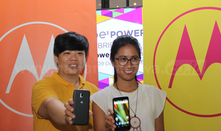 MBG Trainer Lead Lenovo Indonesia Efendi Susanto (kiri) dan MBG Marketing Specialist Lenovo Indonesia Deasy Yosita menunjukkan Moto E3 Power yang sudah dipabrikasi di dalam negeri.