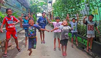 Keceriaan anak-anak Kampung Glintung di sekitar meraka banyak tumbuh-tumbuhan yang bermanfaat bagi warga sekitar.