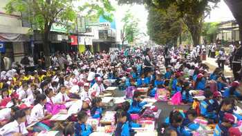 Para Pelajar Kota Batu nampak berapresiasi dalam bentuk puisi dalam Parade Puisi yang digelar di Jl.Pangsud Kota Batu.