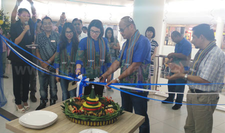 Vice President Region XL East, Desy Sari Dewi, didampingi oleh GM Retail Store, Donalfi dan GM Sales East 2, Hiasinta H Paembonan meresmikan di bukanya Xplor Mataram.