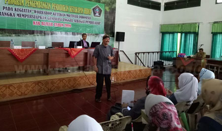 Kefas Keriyono, salah seorang pemateri sedang memberikan pelatihan Totokan Motivasi Indonesia kepada peserta yang berasal dari Pengajar Pendidikan Non Formal. [Hartono]