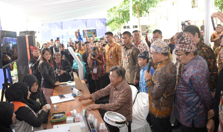 Gubernur Jatim Dr H Soekarwo mendampingi Wapres Jusuf Kalla meninjau festival pelayanan publik di Banyuwangi, Kamis (15/12). Wapres menyempatkan mengunjungi layanan pengurusan akta lahir.