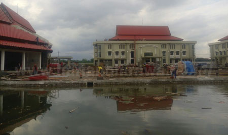 Tiga gedung baru di kompleks perkantoran Pemkab Pasuruan di Raci akan difungsikan pada 2017, Kamis (15/12). [hilmi husain]