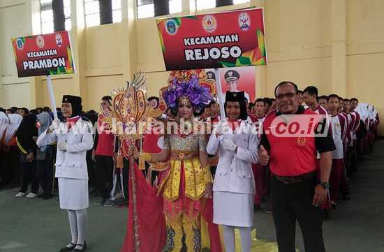 Barisan kontingen atlet dari 20 kecamatan di Kabupaten Nganjuk peserta Porkab 2016.(ristika/bhirawa)