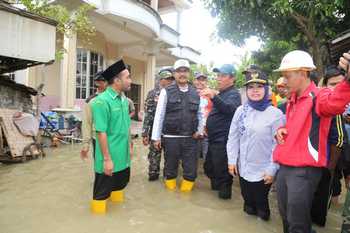 Wagub Jatim Drs H Saifullah Yusuf bersama Bupati Lamongan H Fadeli dan Wabup Lamongan Hj Kartika Hidayati meninjau banjir di Lamongan.