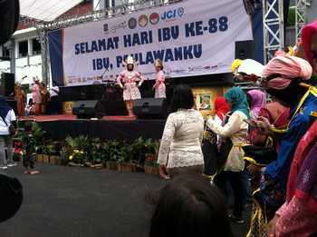 JCI-Ibu-ibu-fashion-show-mengenakan-pakaian-adat-daerah-di-Balai-Kota-Surabaya-Minggu kemarin.