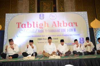 Pakde Karwo dan Gus Ipul serta Forkopimda Jatim berdoa bersama meminta keberkahan untuk Jatim pada Tabligh Akbar Maulid Nabi Muhammad SAW di Masjid Al Akbar Surabaya.