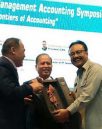 Wakil Gubernur Jatim Drs H Saifullah Yusuf bersama Menteri Riset dan Pendidikan Tinggi Prof Dr M Nasir saat menerima kenang-kenangan dari Rektor Universitas Negeri Malang.