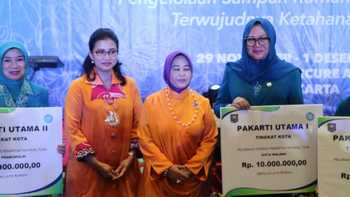 Hj. Umi Farida Anton saat menerima penghargaan di Hotel Mercure Jakarta (30/11) kemarin
