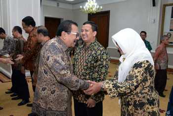 Gubernur Jatim Dr H Soekarwo memberikan ucapan selamat kepada para komisioner KPID Jatim yang telah dikukuhkan di Gedung Grahadi Surabaya.