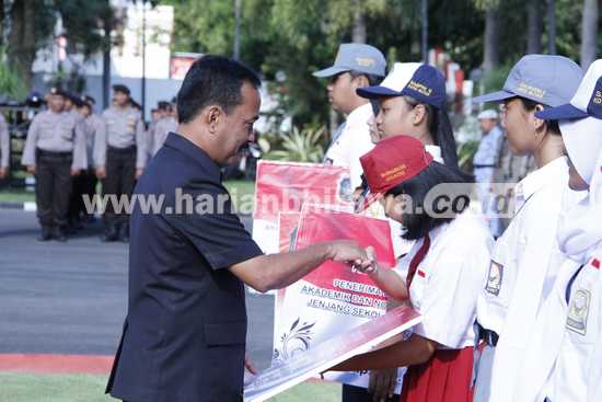 Wali Kota Blitar, Muh. Samanhudi Anwar secara simbolis saat serahkan bantuan Beasiswa dan Seragam Gratis kepada siswa. [Hartono/Bhirawa]