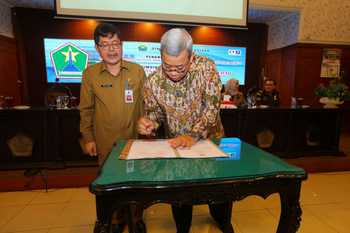 Kepala BPKP Jawa Timur Agus Setianto dan Sekda Kota Malang Idrus saat melakukan penandatanganan MoU di Ruang Sidang Balai Kota Malang Senin 19/12 kemarin.