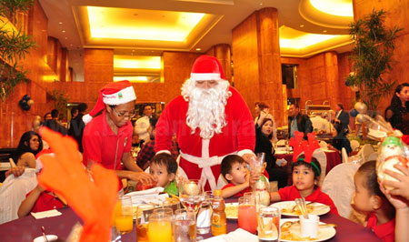 Perayaan Natal dan kehadiran Santa Claus tak harus dilakukan karyawan hotel yang muslim. 