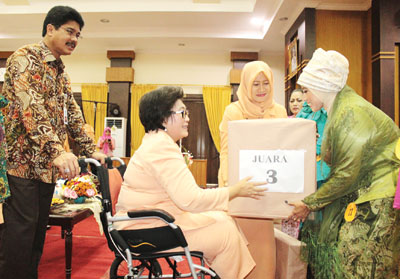 Ketua DWP Dindik Jatim Atik Saiful Rachman menyerahkan hadiah kepada para pemenang lomba merias diri sendiri dalam rangka HUT ke-17 DWP.