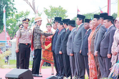 Presiden Joko Widodo menyematkan Satya Lancana Kebaktian Sosial kepada Pakde Karwo pada puncak peringatan HKSN 2016 di Lapangan Sanaman Mantikei-Palangkaraya-Kalteng.