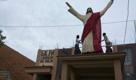 Menyambut Hari Natal 2016, umat Kristen di Desa Balun Kecamatan Turi Kabupaten Lamongan menyiapkan dua patung raksasa Yesus dan Bunda Maria dari bahan bekas, salah satunya kertas semen. [alimun hakim]