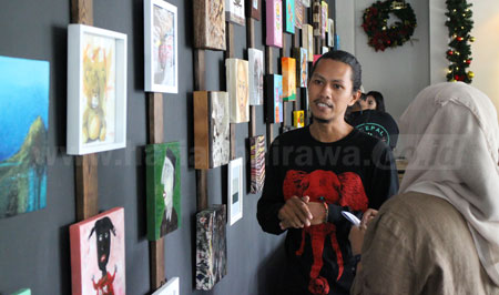 Para seniman yang tergabung dalam komunitas Pawitra Artspace memajang karya seni dengan ukuran mini 25x25 cm di lobi Artotel Surabaya [achmad tauriq]