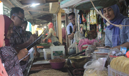 Petugas gabungan saat menggelar razia makanan dan minuman di pasar tradisional dan swalayan di sejumlah wilayah Kabupaten Tuban, Selasa (20/12). [khoirul huda]