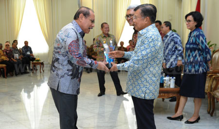 Sekdaprov Jatim Dr H Akhmad Sukardi MM menerima tropi Peringkat Pertama Keterbukaan Informasi Publik kategori Pemerintah Provinsi dari Wapres RI Jusuf Kalla di Istana Wapres, Selasa (20/12).