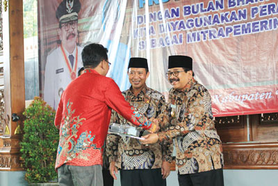 Penyerahan Simbolis Gubernur Jatim Dr H Soekarwo pada masyarakat yang mendapatkan bantuan IRSR.
