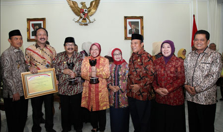 Gubernur Jatim Dr H Soekarwo bersama bupati dan wali kota penerima Penghargaan Anugerah Parahita Ekapraya Tahun 2016 di Istana Wapres RI di Jakarta, Rabu (21/12).