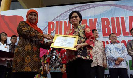 Menteri Sosial Khofifah Indar Parawansa saat menyerahkan piagam penghargaan Padmamitra Award 2016 kepada Direktur Public Affairs & Communications Coca-Cola Amatil Indonesia, Lucia Karina.