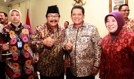 Wali Kota Pasuruan, Drs H Setiyono M.Si bersama Gubernur Jatim Dr H Soekarwo menerima penghargaan APE 2016 di Istana Wapres RI di Jakarta, Rabu (21/12). [Hilmi Husain]