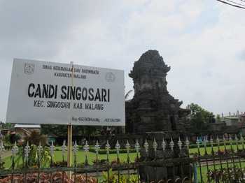 Candi Singosari, Desa Candirenggo Kecamatan Singosari, Kabupaten Malang ramai dikunjungi wisatawan selama libur sekolah.