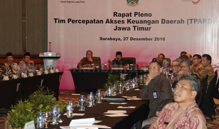 Gubernur Jatim Dr H Soekarwo saat memimpin Rapat Pleno Tim Percepatan Daerah (TPAKD) Jatim di Hotel JW Marriot Surabaya.