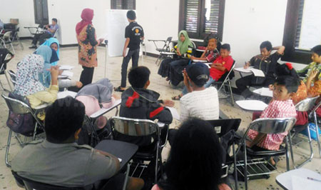 Aktivitas belajar siswa di Rumah Matematika yang digelar Pemkot Surabaya untuk mengisi liburan sekolah.