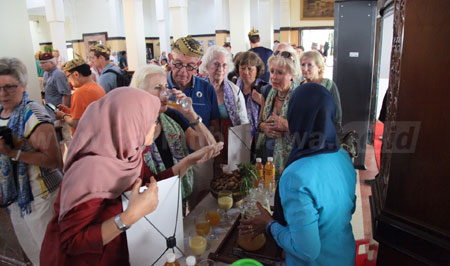 Sejumlah wisatawan yang merupakan penumpang dari kapal pesiar MS Volendam mencicipi aneka kuliner saat mengunjungi Balai Kota Surabaya, Senin (26/12).
