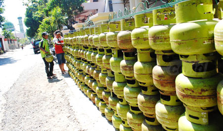 Disperindag) Kabupaten Bojonegoro memastikan stok gas elpiji melon aman hingga akhir tahun 2016. Tampak tumpukan gas elpiji melon di Bojonegoro. [achmad basir]