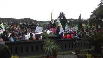 Demo pedagang Merjosari di halaman Balaikota Malang Rabu (28/12) kemarin.