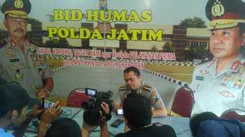 Kabid Humas Polda Jatim Kombes Pol Frans Barung Mangera saat menjelaskan penetapan tersangka AJ, Rabu (14/12). Ist